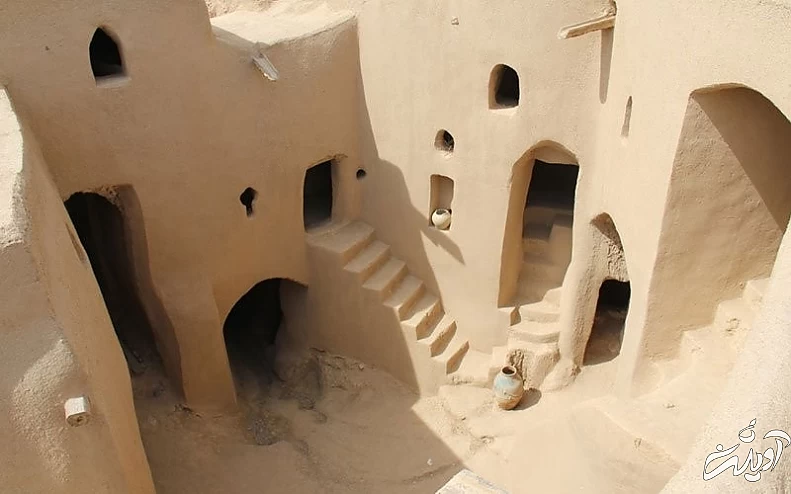 قلعه ای باستانی با پلکان و ورودی های متعدد